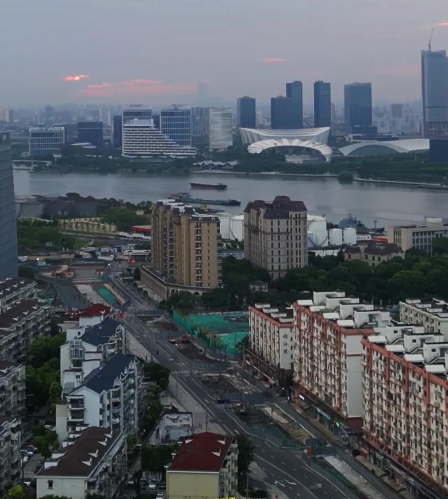 龙水南路越江隧道是上海黄浦江南部重要的过江通道，隧道浦西起点在徐汇区龙水南路与喜