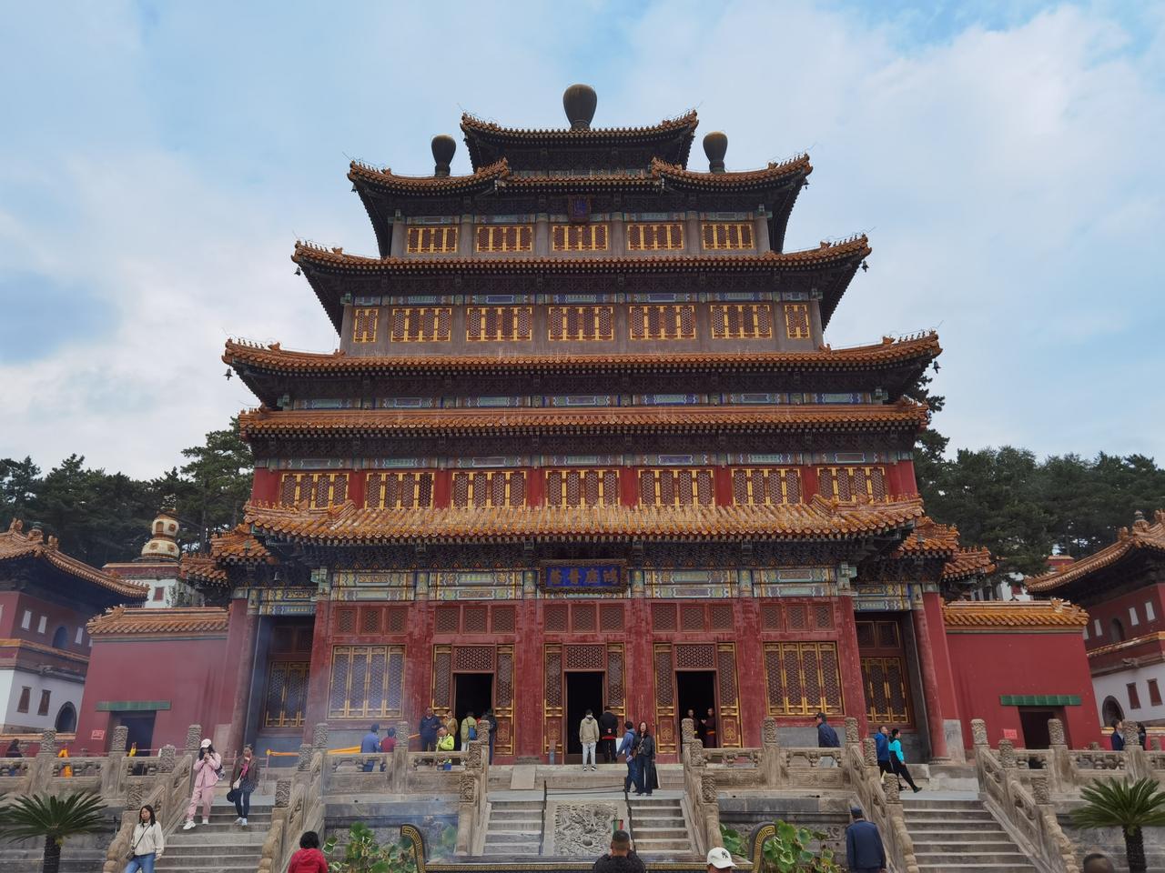 很多人到承德普宁寺，看不懂寺内的建筑布局，今天给大家讲明白。

首先要明白普宁寺
