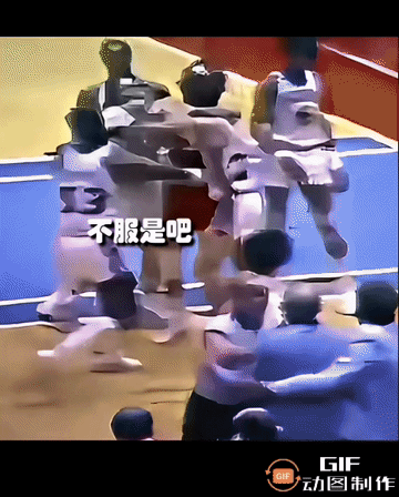 值了值了、一张门票看两场比赛。[捂脸]
问：他们俩分辩是是谁？