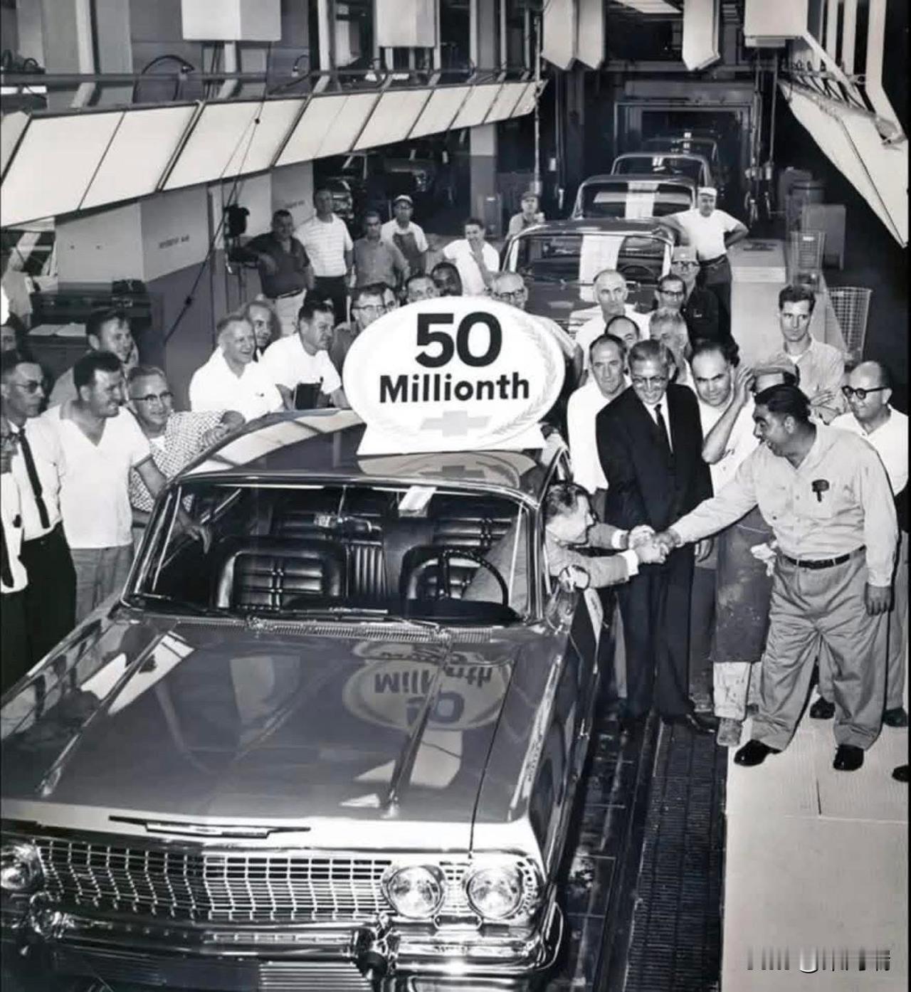 这张照片记录了第 5000 万辆雪佛兰汽车下线的历史性时刻。 

1963 年款