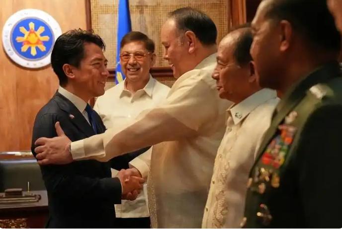 刚解禁军售，日本就要向菲律宾出口二手军舰！
 
5月5日晚，日本防卫相小泉进次郎
