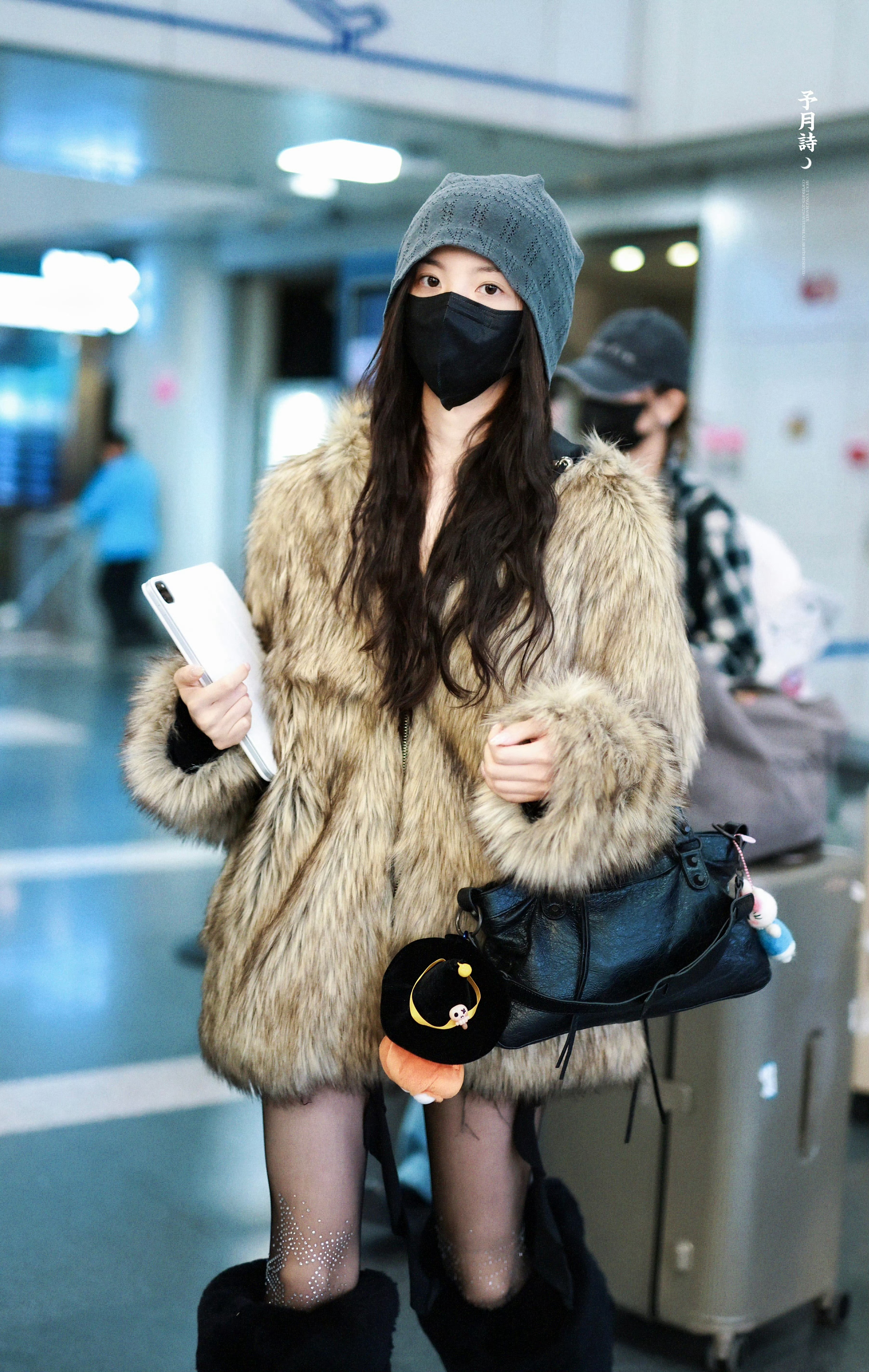 杨超越今日机场私服穿搭，皮草配黑丝又飒又辣，这套造型感好强杨超越机场私服穿搭