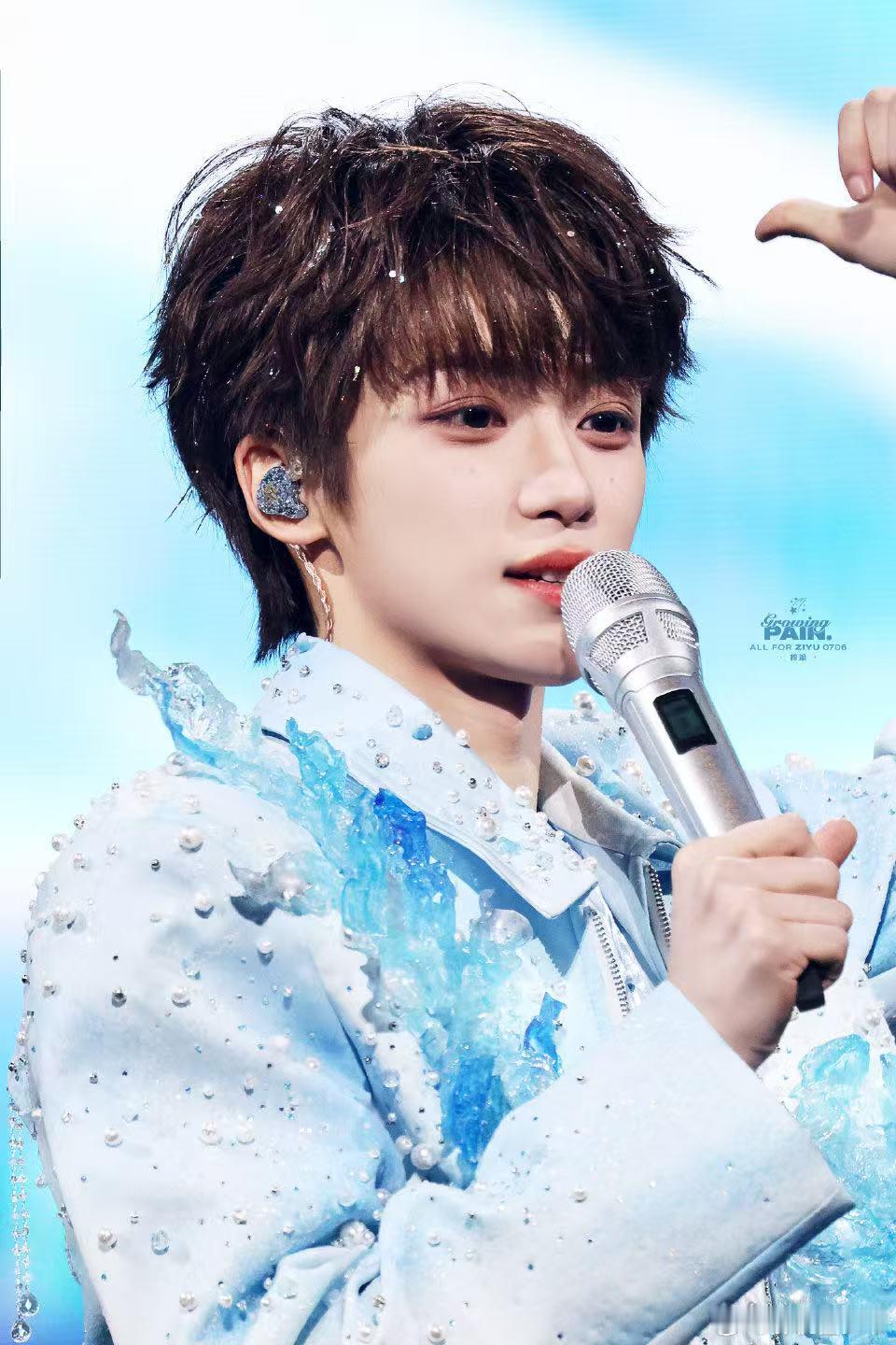 梓渝演唱会梓渝演唱会站姐出神图 梓渝厦门演唱会，站姐镜头下鲨疯了，每一帧都是氛围