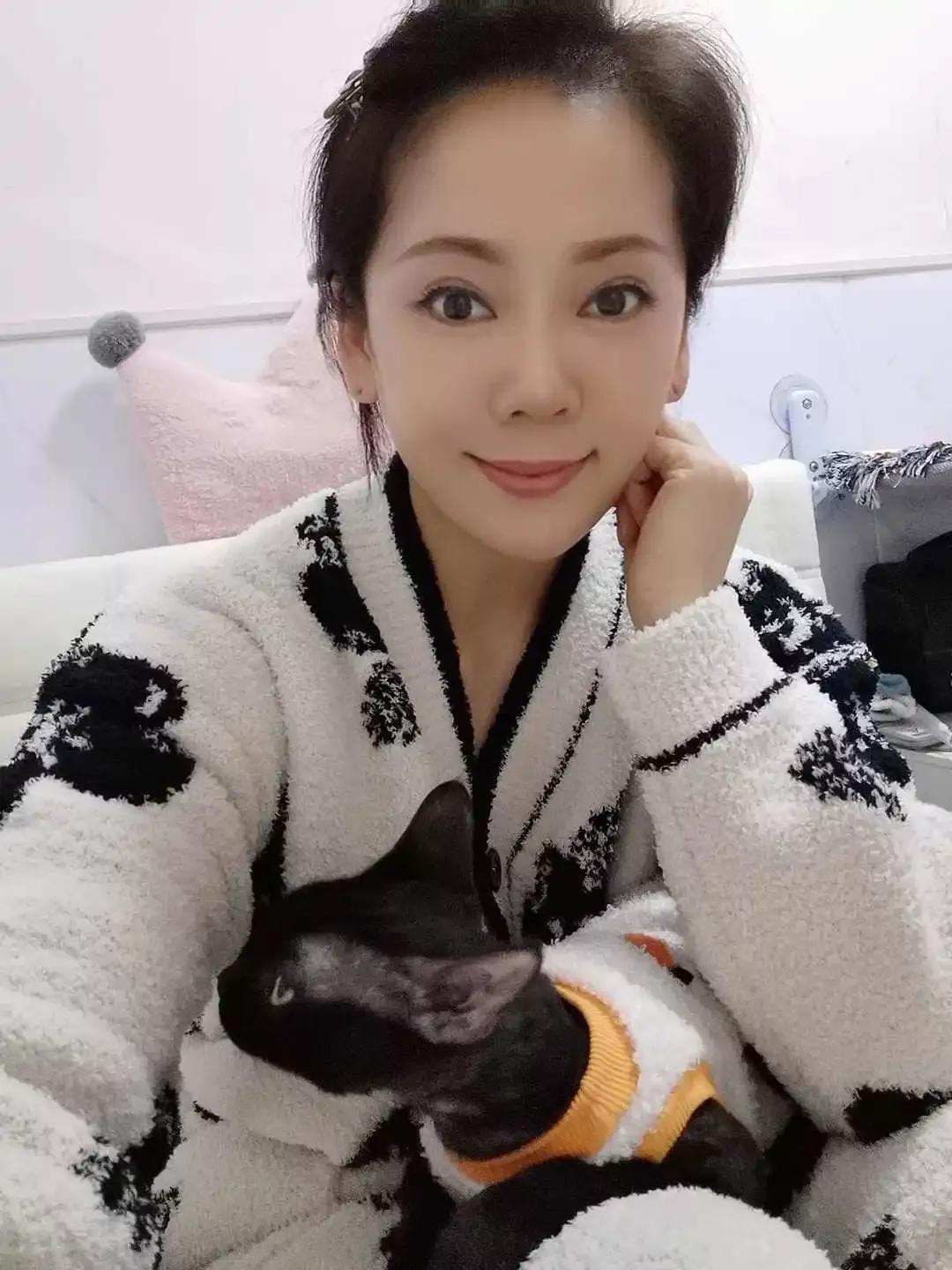 亲戚邮寄来了一大袋子自家地里种植的苹果，说是当时没舍得卖，特意留着给几个亲戚的，