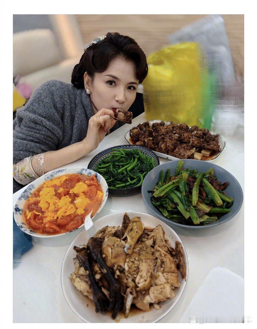 在剧组的刘涛生活惬意，她的宠物狗陪伴，丰盛美食触手可及。这种待遇让人羡慕，明星的