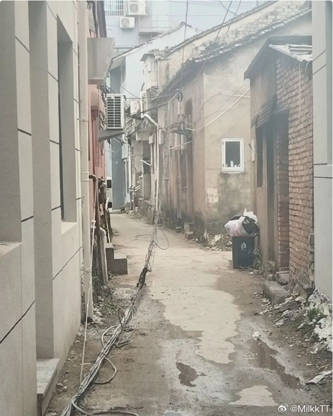 捐资筑路彰大爱台州居民送上锦旗点赞 三门石羊社区汇聚政企民合力改造太尉巷，路面硬