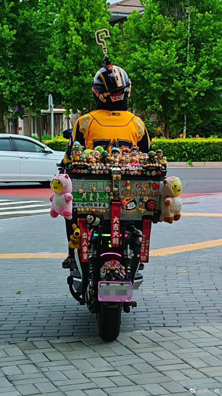 这位快递小哥应该是一位很热爱生活的人吧记录生活我怕我忘了