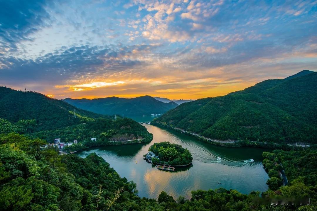 世上的风景，没有一成不变的，四季更替，都会有不同的变化，也给我们不同的感受。真正