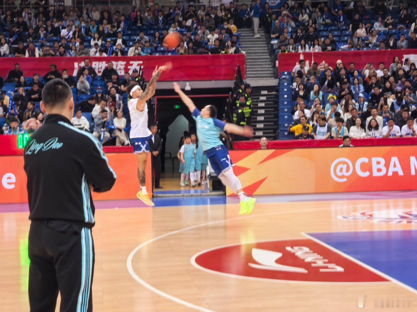 青岛男篮vs北京男篮 我塞，基诺内斯这赛前热身可比上午准多了，引得现场阵阵惊叹