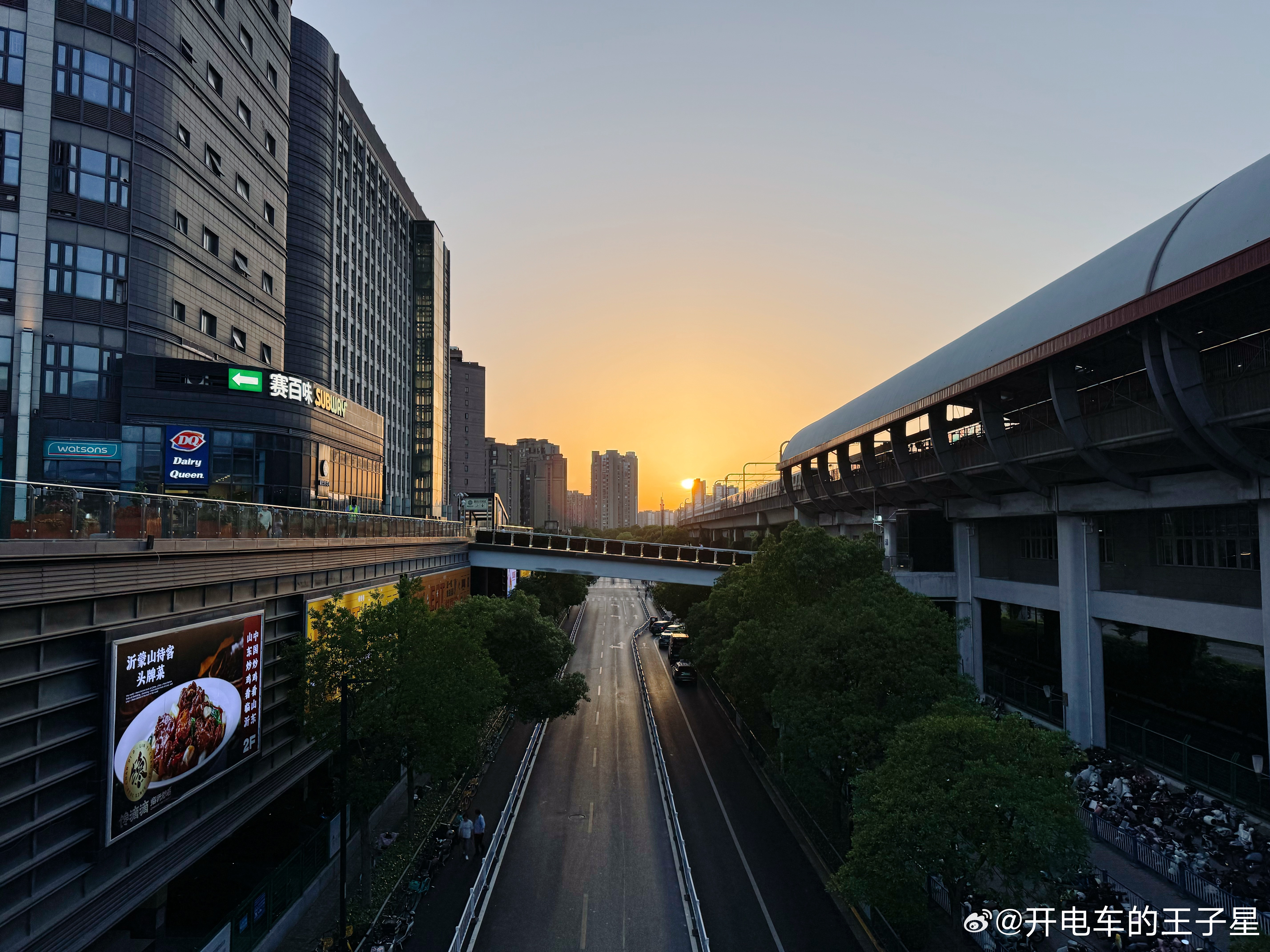 大v聊车 今天送完车 南翔地铁站拍到的夕阳大v聊车 自打做了汽车自媒体博主后就很