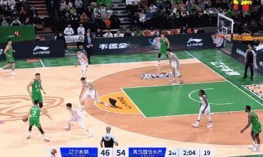 韩德君惨遭178小外援大帽，太罕见了
北京时间1月12日，辽宁与青岛的比赛进行至