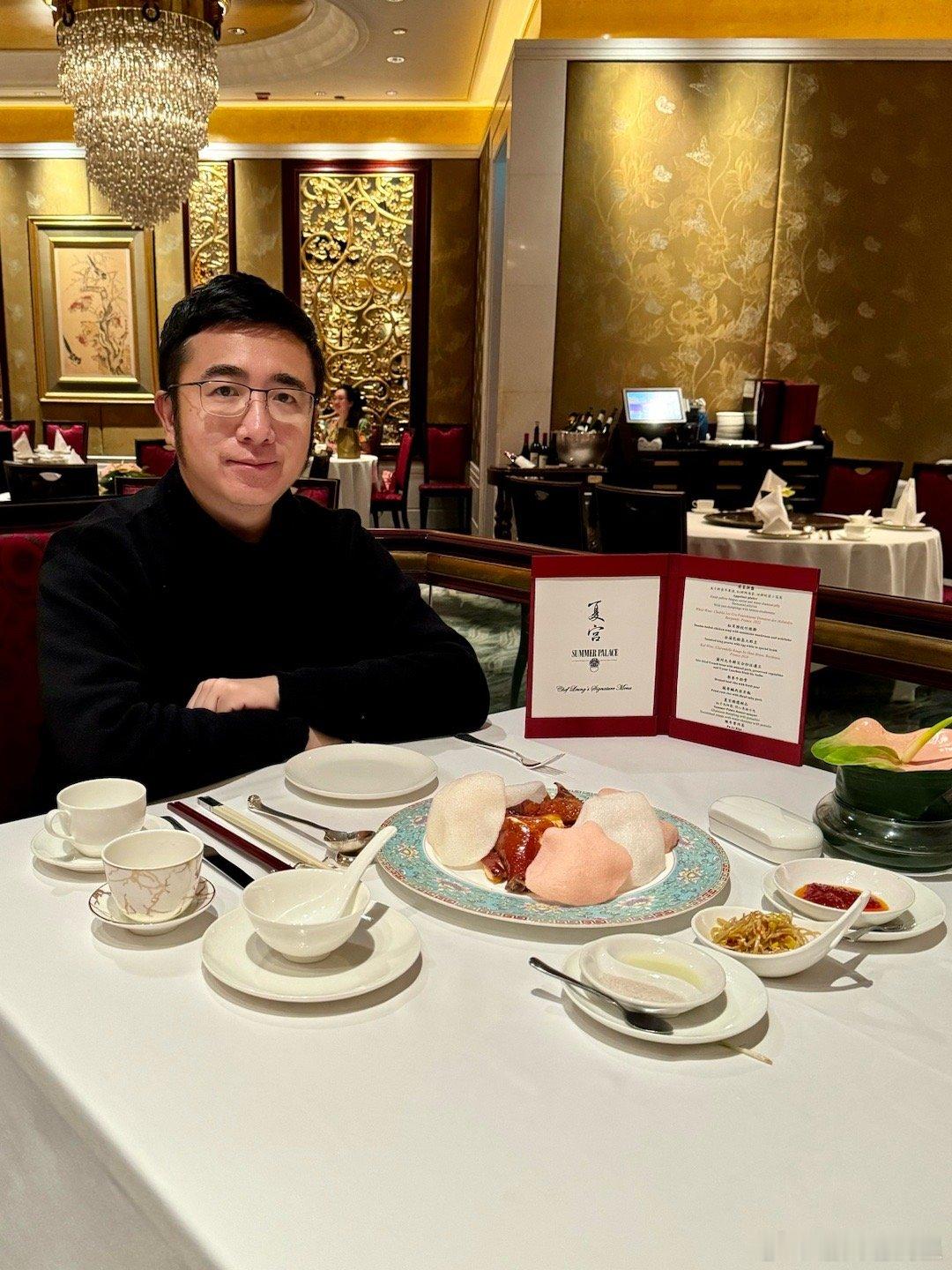 香港米其林一星，香格里拉夏宫，粤菜。点了套餐和两个招牌菜。餐前小点心三个。魚子鮮