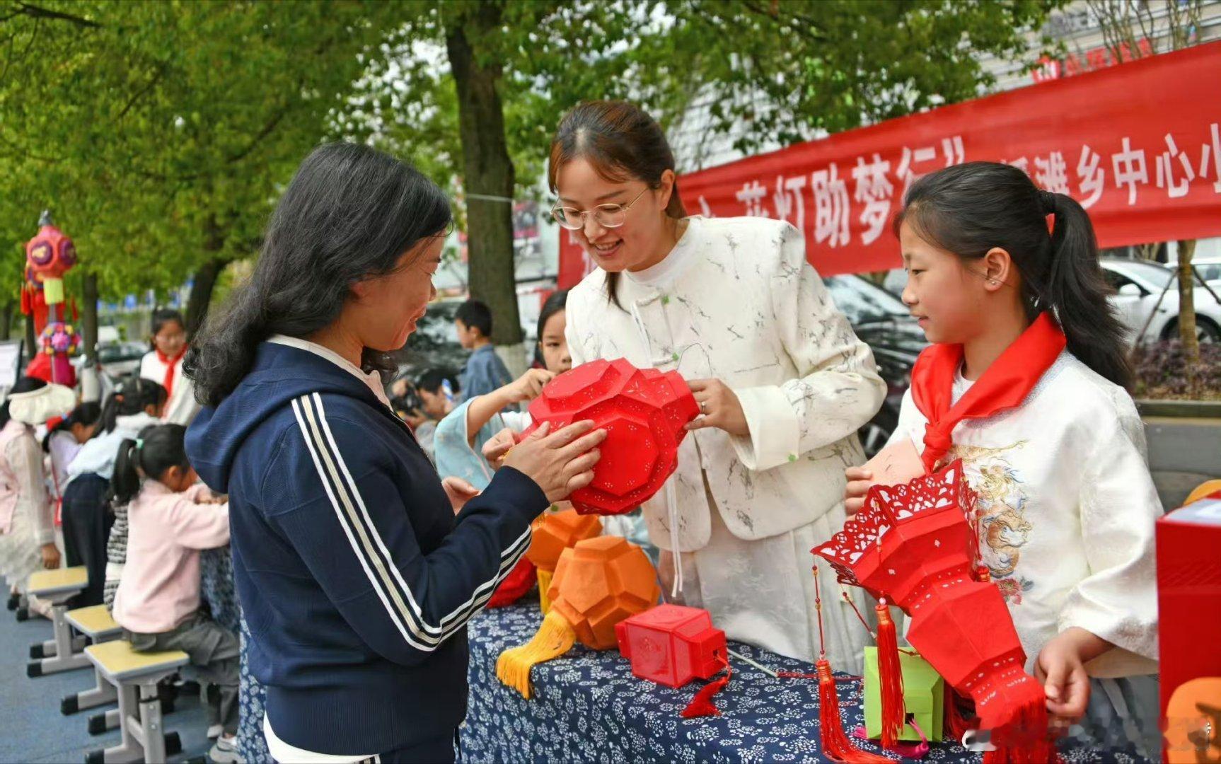 当汉服遇花灯台州仙居非遗点亮助学微光 浙江台州。近日，仙居县皤滩乡中心小学第十三
