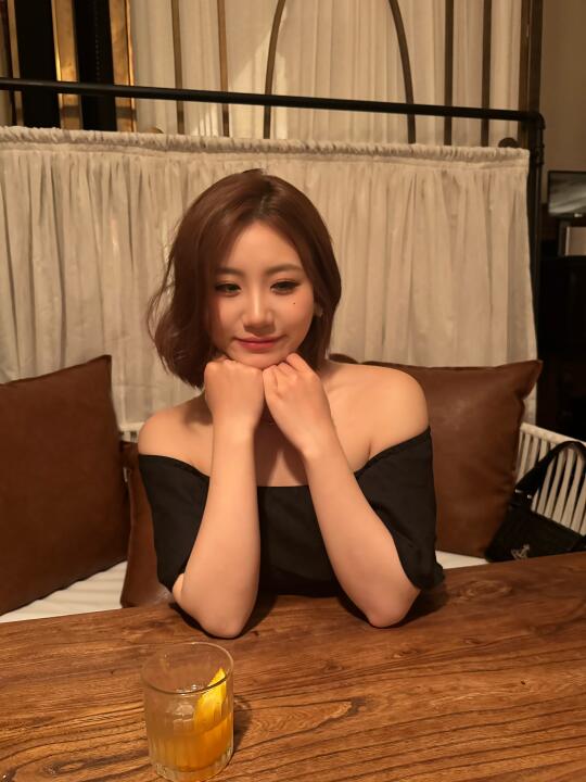 她总有一股明媚的忧伤