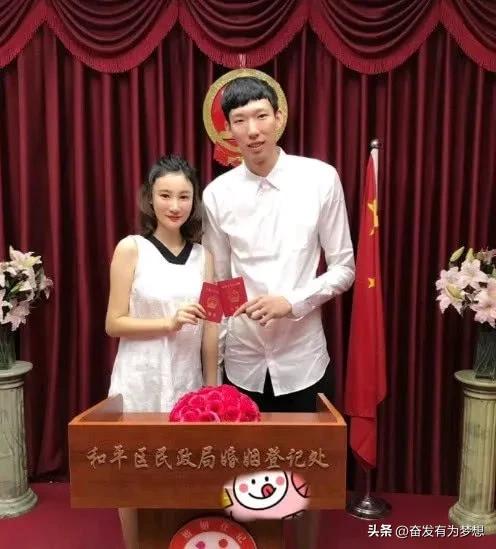 为妻放弃海外打球?周琦家庭观念很重！
在球场上，周琦总是被人质疑，一是比赛中出工