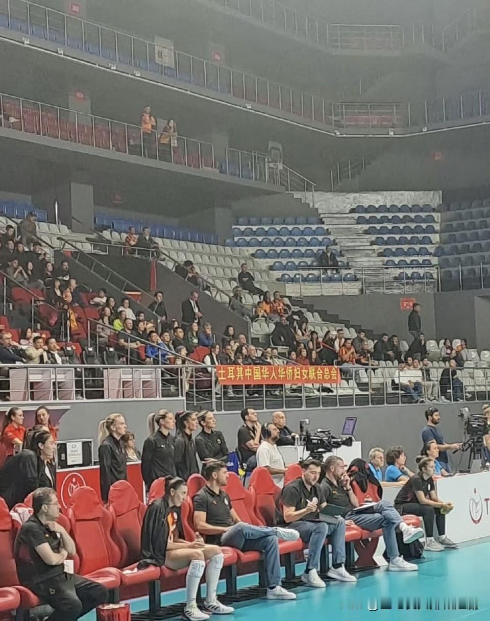 土耳其中国华人华侨妇女联合总会到比赛现场支持王媛媛