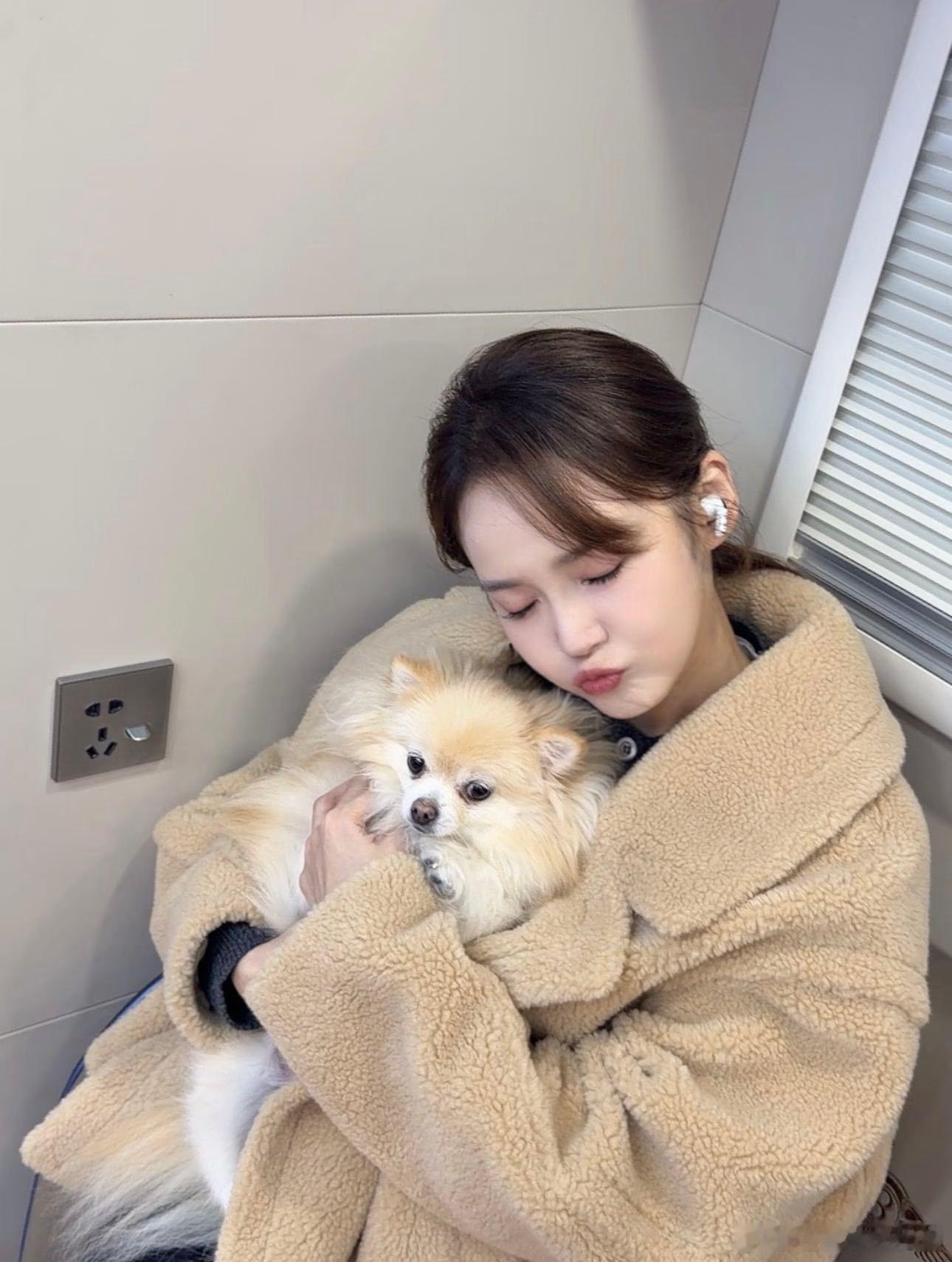 张佳宁身上有种很特别的亲和力，甜得干净又有分寸，不是那种齁人的甜，而是让人越看越