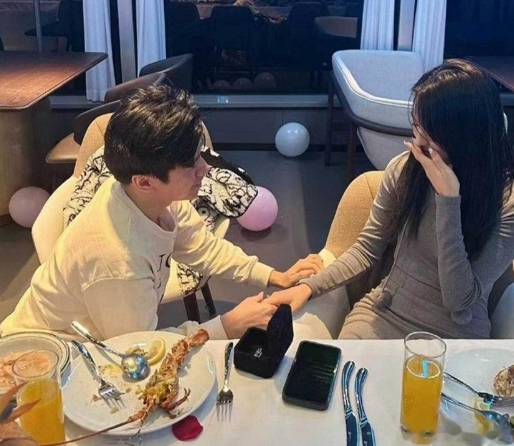 xinyi浪漫晚餐中向女友求婚 成功求婚！这！！！结婚的话，大主播会来参加婚礼吗