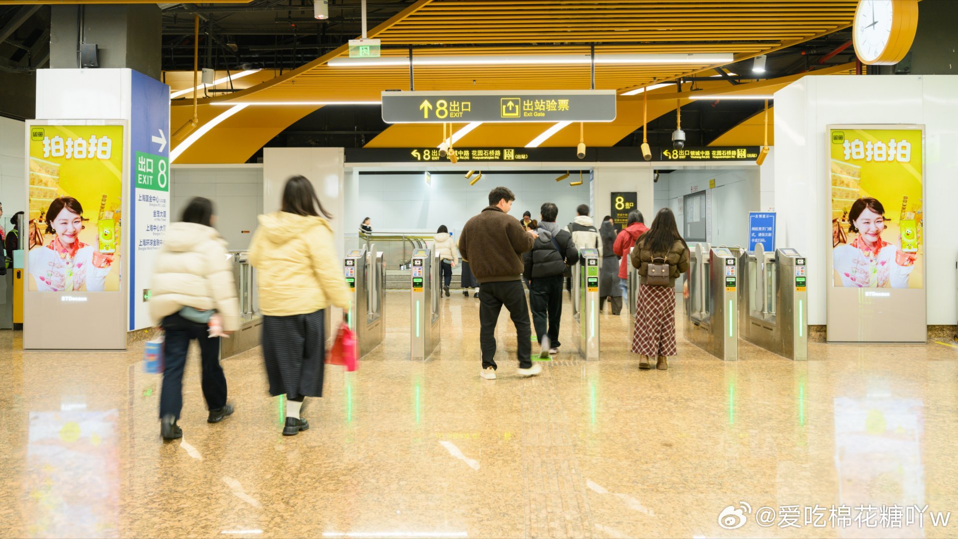 闲鱼和金靖都别唱了让我来拍 金靖的拍赚舞掀起模仿热潮，活力满满超有感染力，跟着一