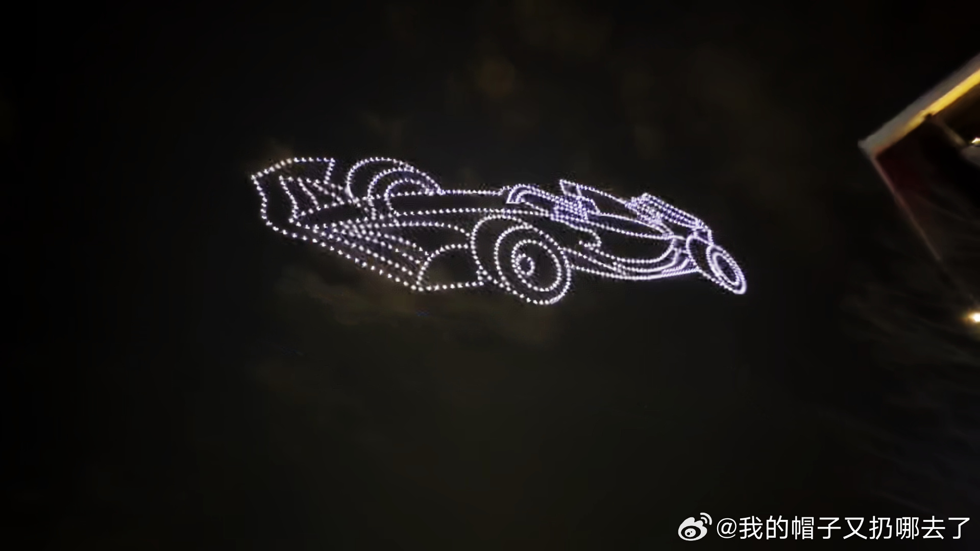 上海为周冠宇把中国骄傲写在夜空灯火璀璨，骄傲满盈，上海用夜空写下对中国车手的无限