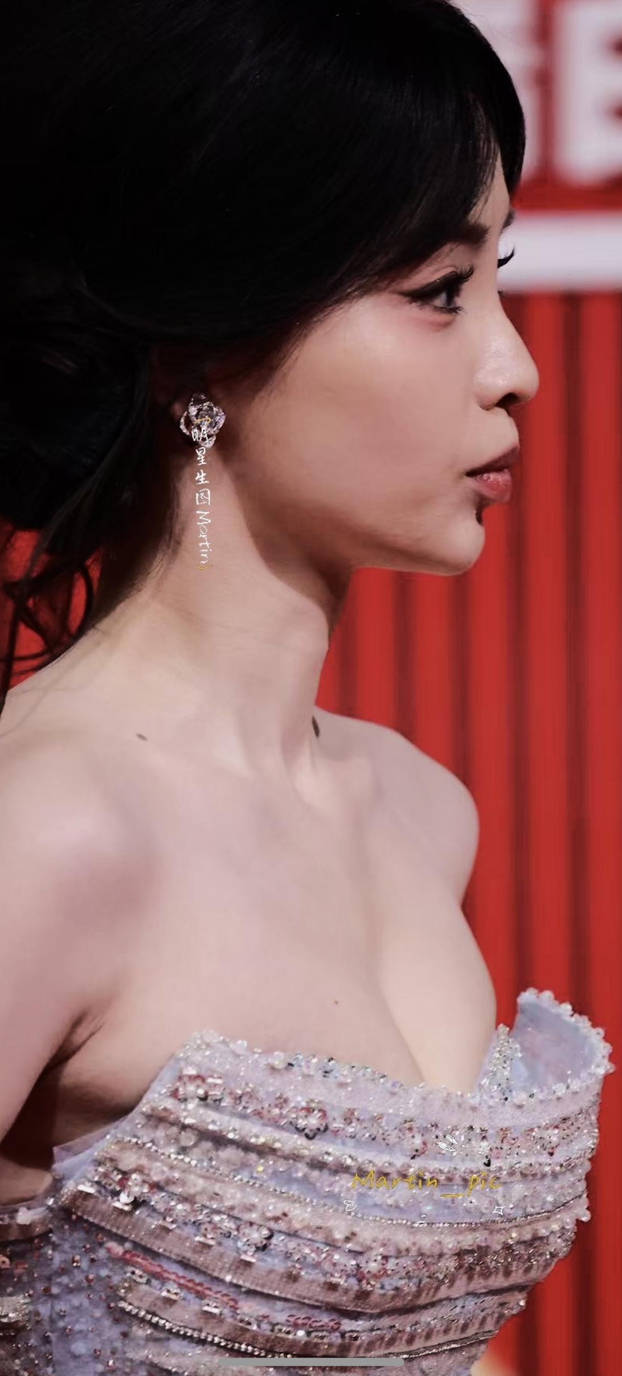 柯颖 251216红毯生图掉落
姐姐好美呀！这姐的红毯造型每次都让人眼前一亮，绝