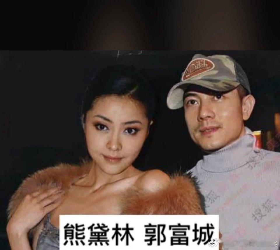 他们都是一对一对的？希望他们长长久久啊 ​​​