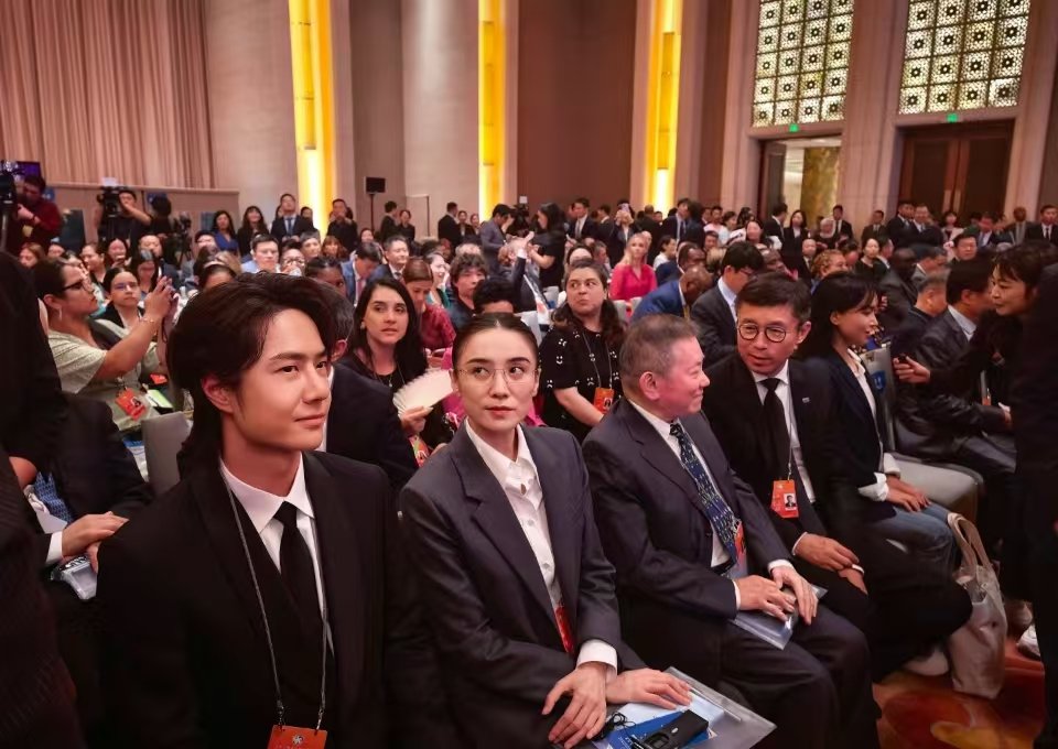 王一博宋佳会议同框王一博宋佳坐一起参加会议 王一博宋佳坐一起参加全球文明对话部长