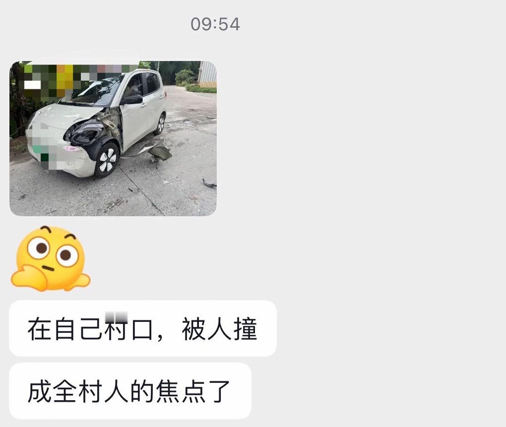5月20日，网友反映：玉林增埌路口一新能源小车车头角被撞坏。车辆旁边站着有青年女