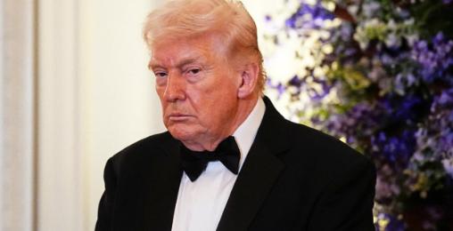 据美国特使维特科夫周六透露，特朗普在大规模军事部署施压伊朗的背景下，纳闷德黑兰怎