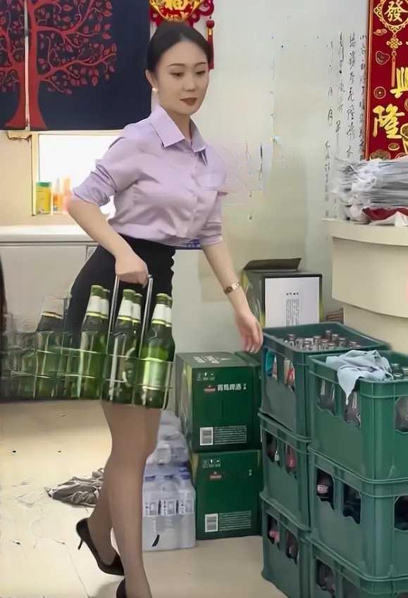 为什么女人过了四十岁就感觉更色了呢？兄弟们有同感吗？
1、粘人，早抱抱晚抱抱
2
