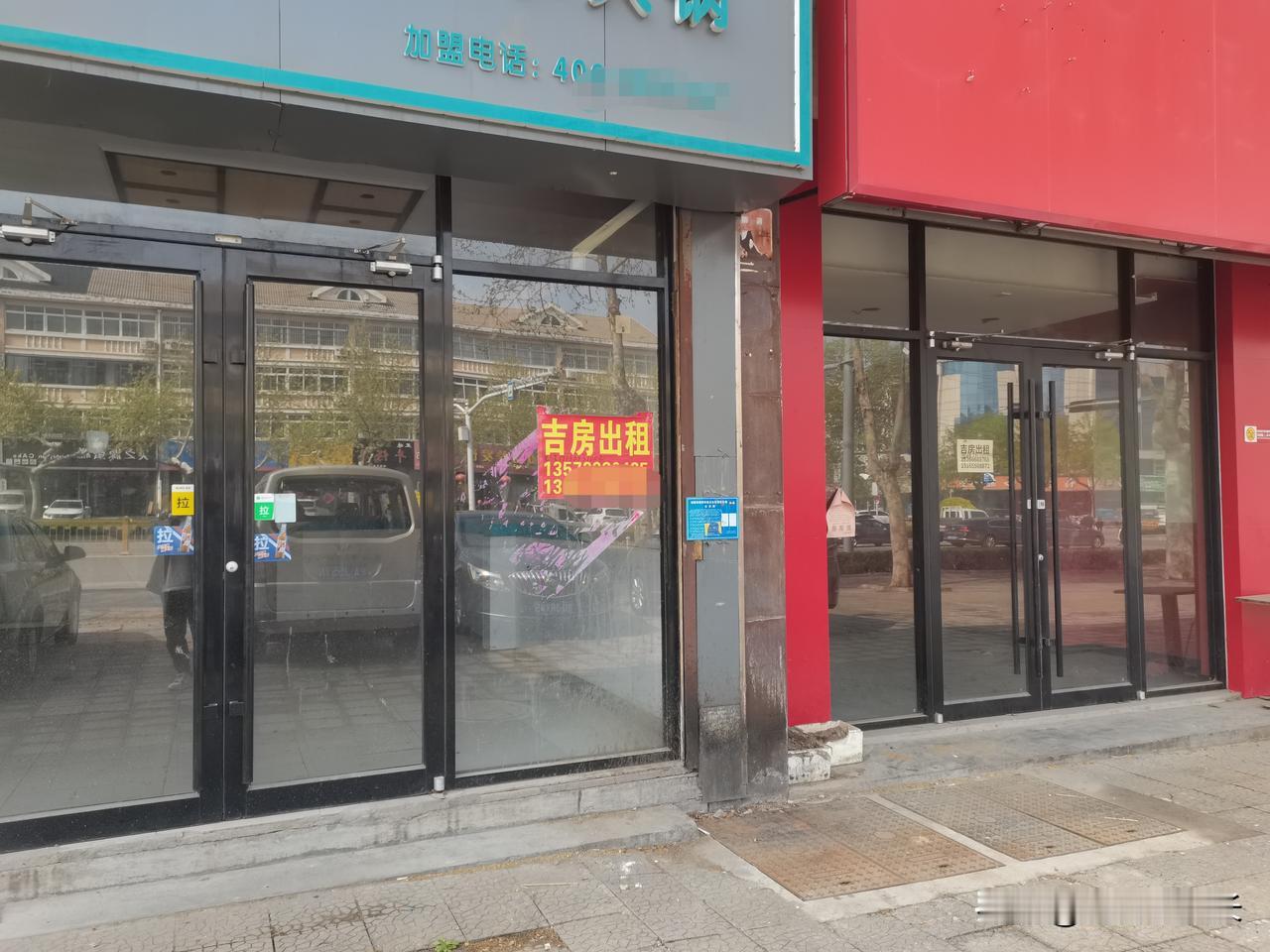 山东临沂某座县城，一座百万人口的大县，县城路两边的门市房，现在好多门口都是醒目的