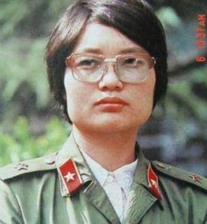 1986年4月23岁女医护刘亚玲以请假回家探亲为由，偷偷跑到老山前线救治伤员战士