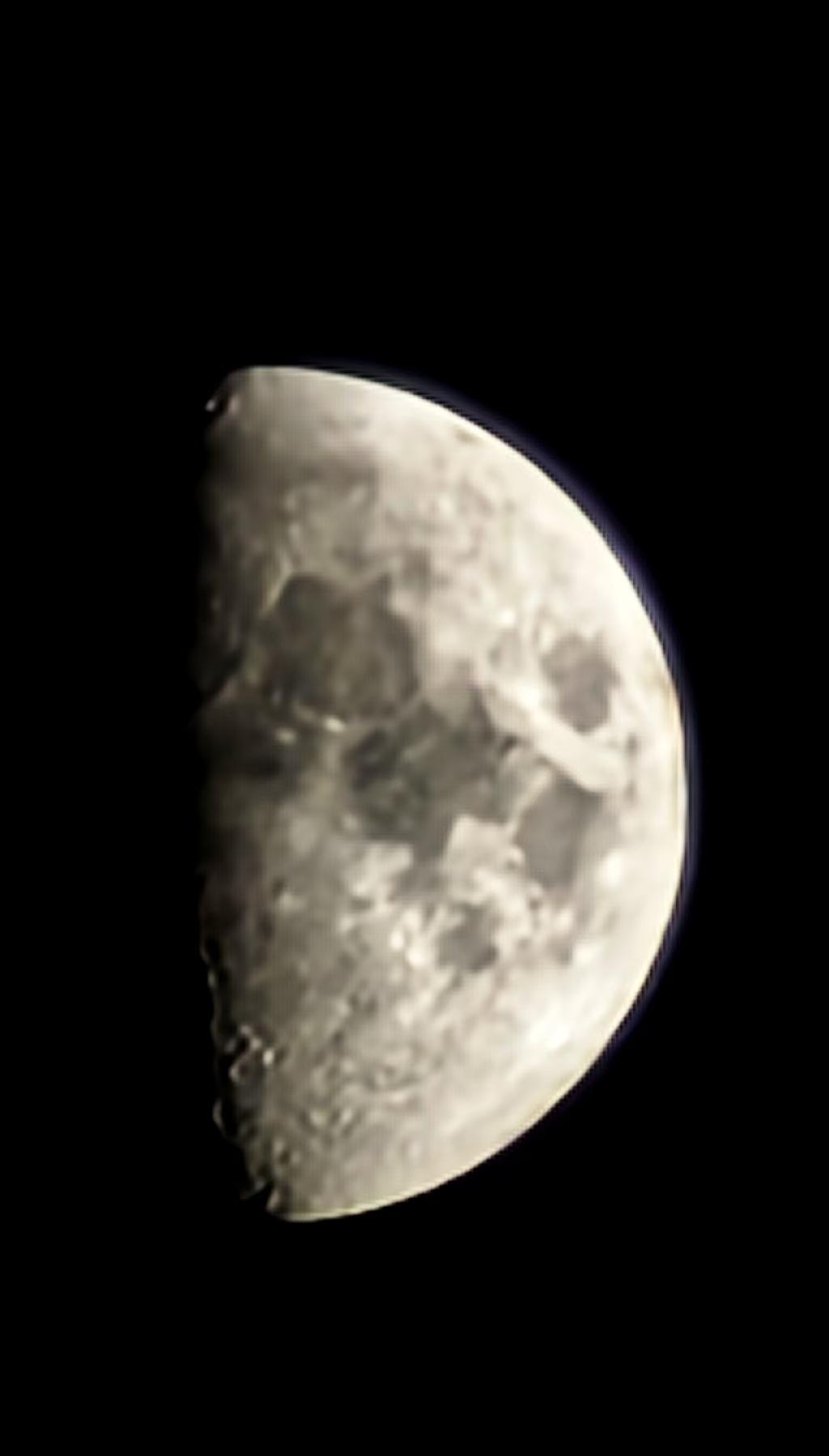 今夜古城月，
超级可独看。
万里长风过，
阵雨洗空天。
半轮玉盘出，
无云无遮掩