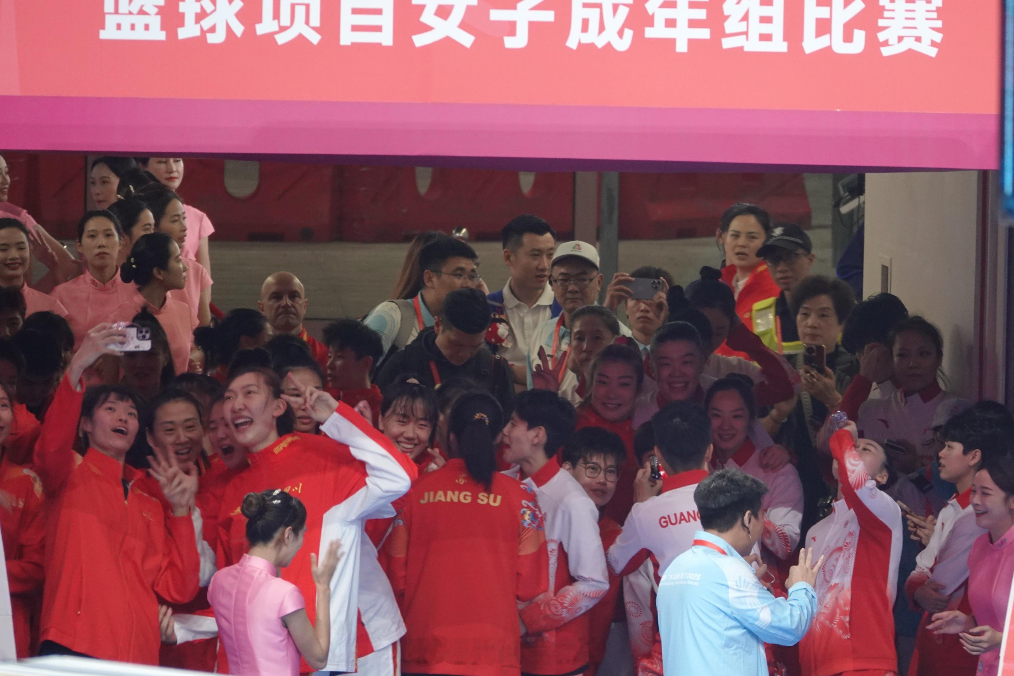 女篮成年组颁奖花絮📸 看到一代又一代的球员站在领奖台上感慨万千🥺 