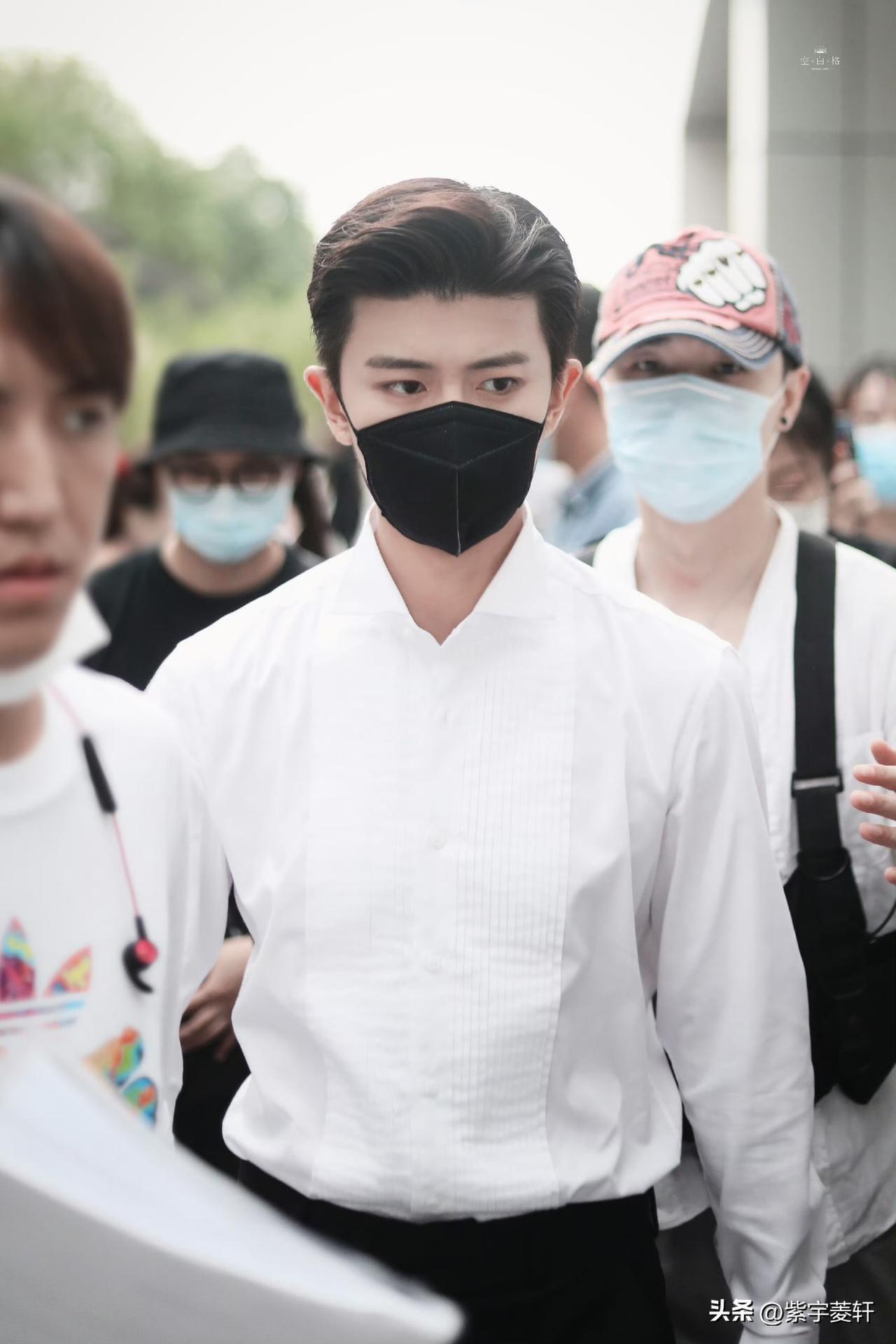 不管博子乱成啥样，
我们任嘉伦愣是一点消息没有，
有时候我都会产生一种邪 恶的念