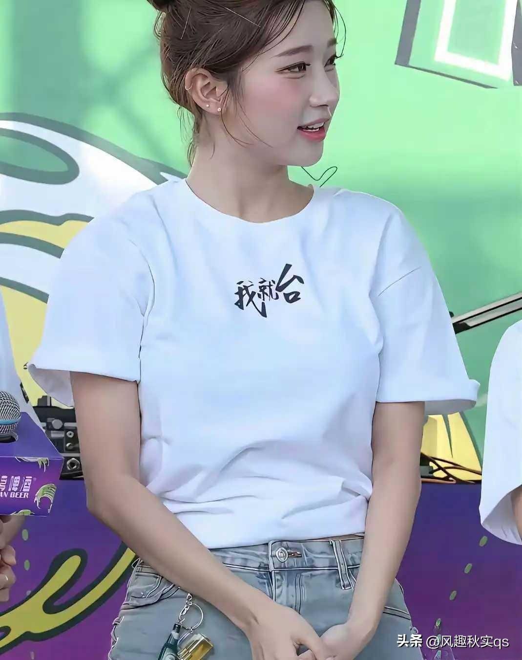 各位大神，美女衣服上“我就台”是啥意思？