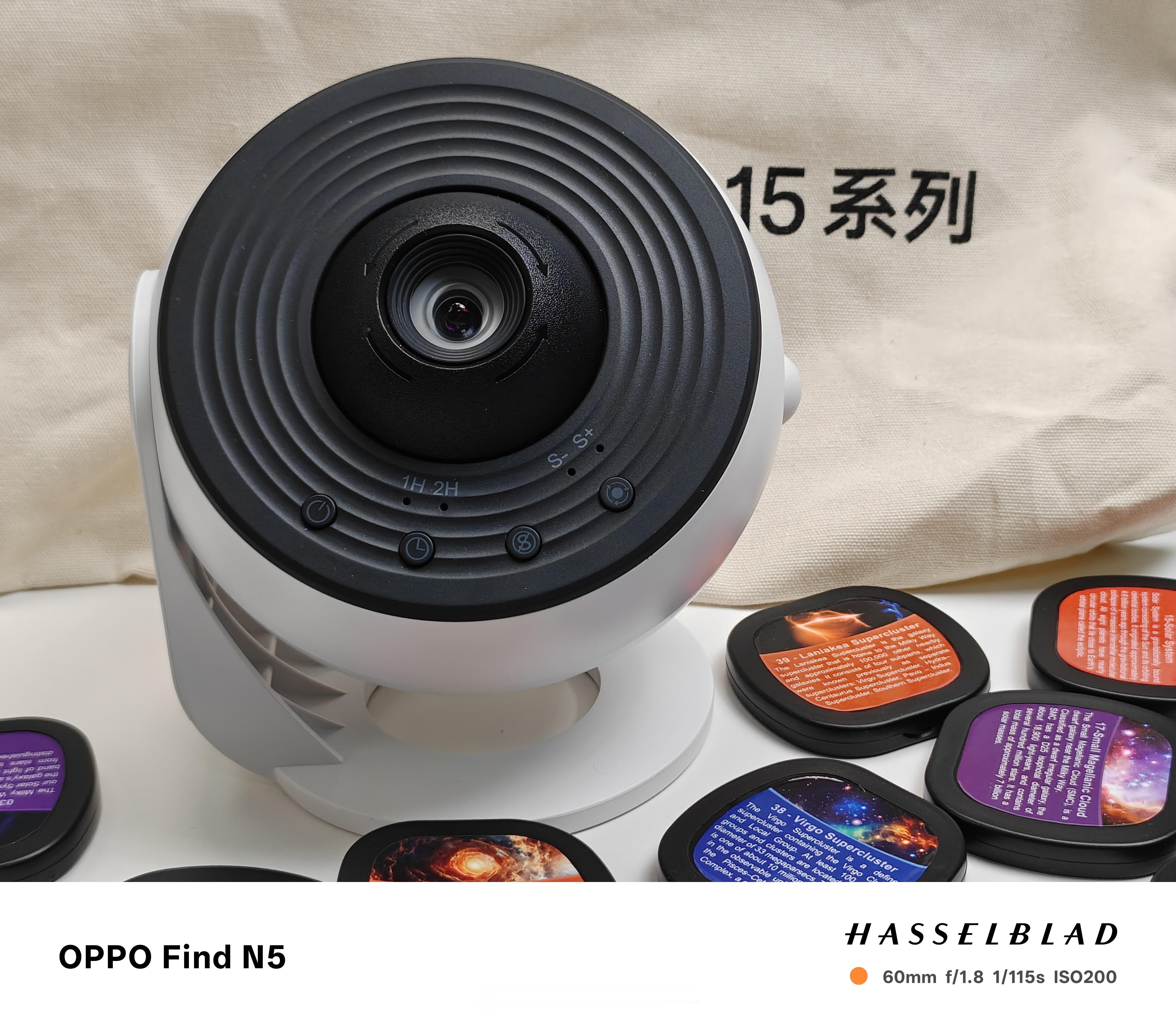 收到OPPO Reno 15系列的邀请函了，居然是个定制星空投影灯，挺有意思的！