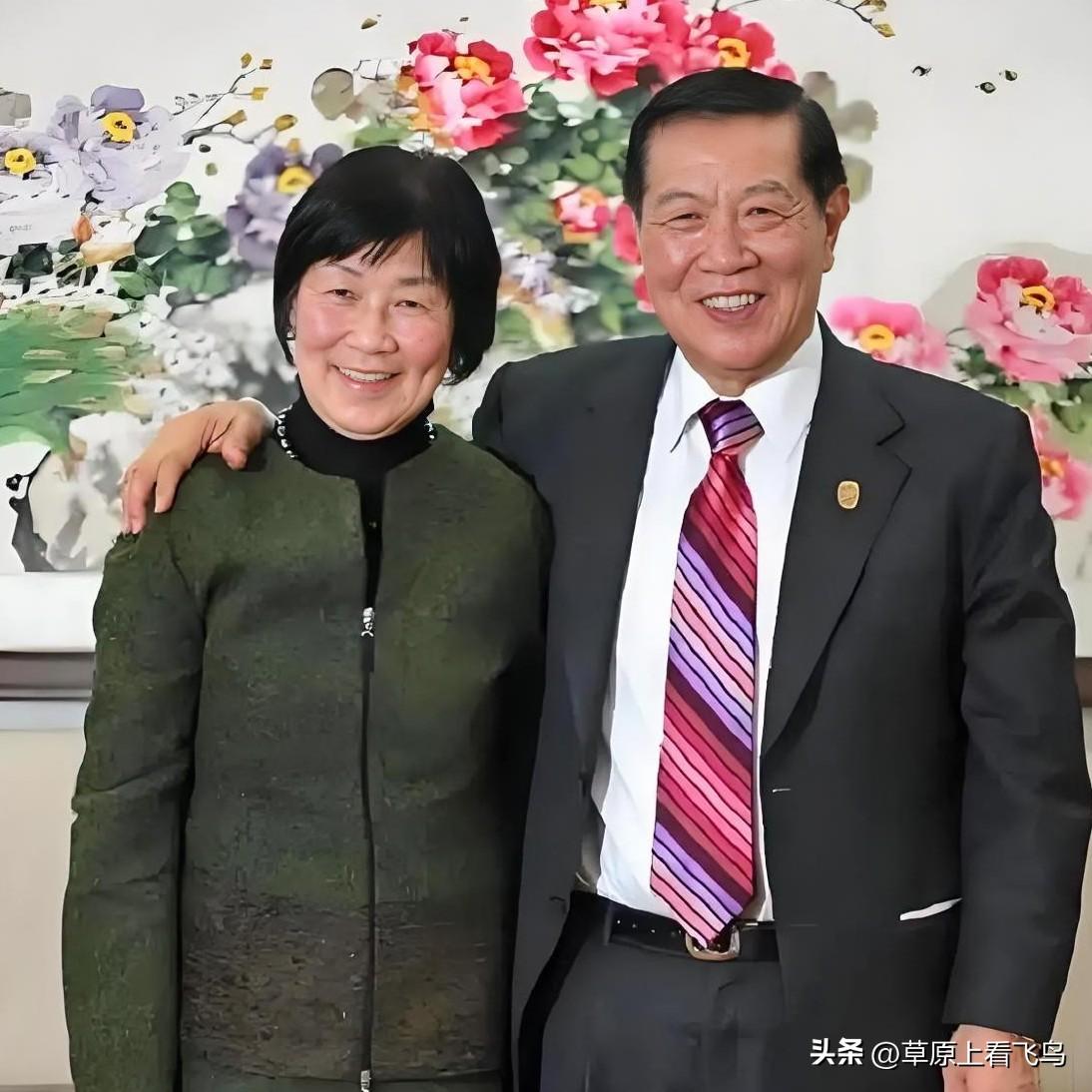 特意查了下李昌钰的原配宋妙娟，
一查才知道，
原来她这么厉害，难怪李昌钰会选择和