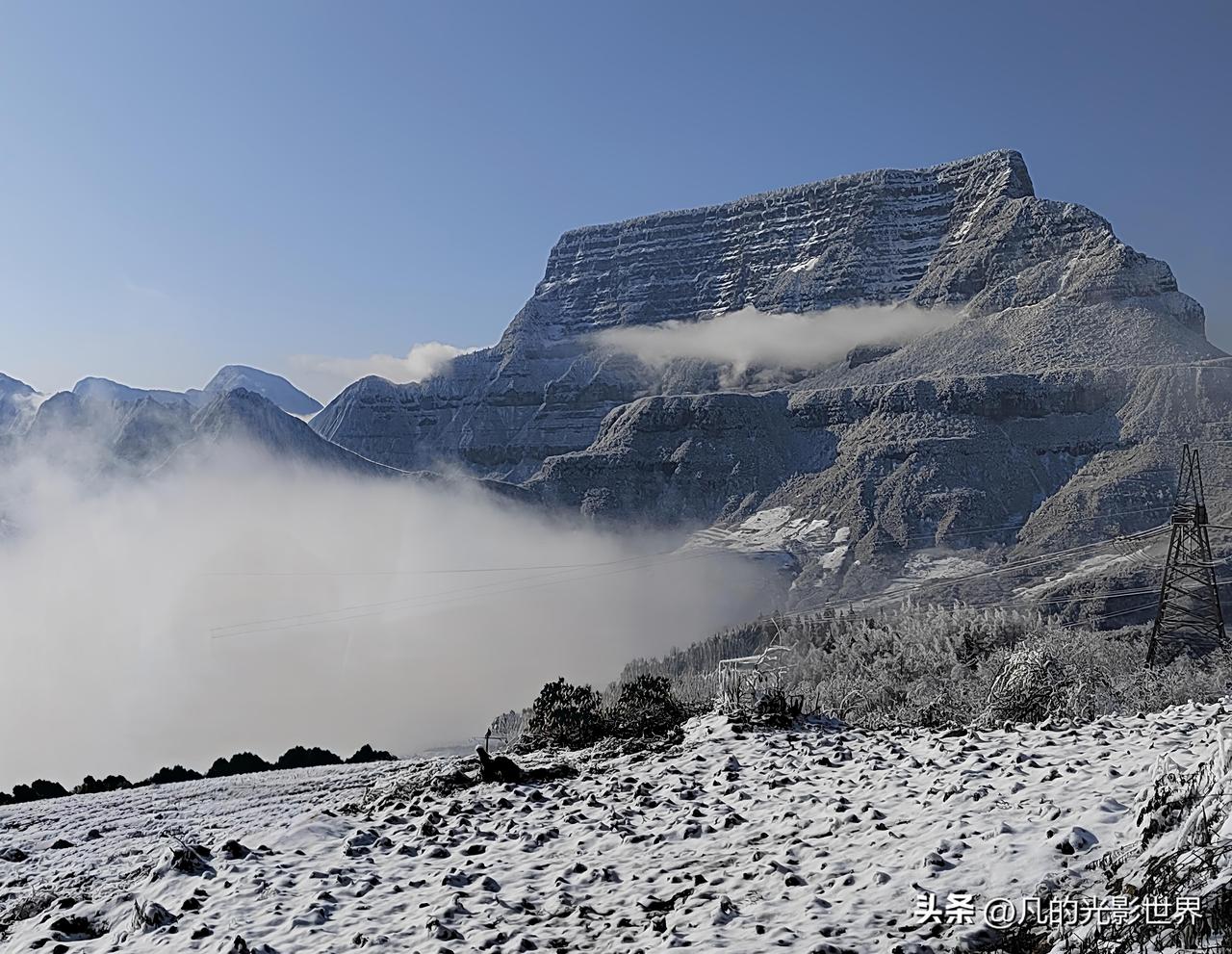 大瓦山这地方，简直神秘得很！它是世界第二大桌状山，海拔3236米，被西方人称作传