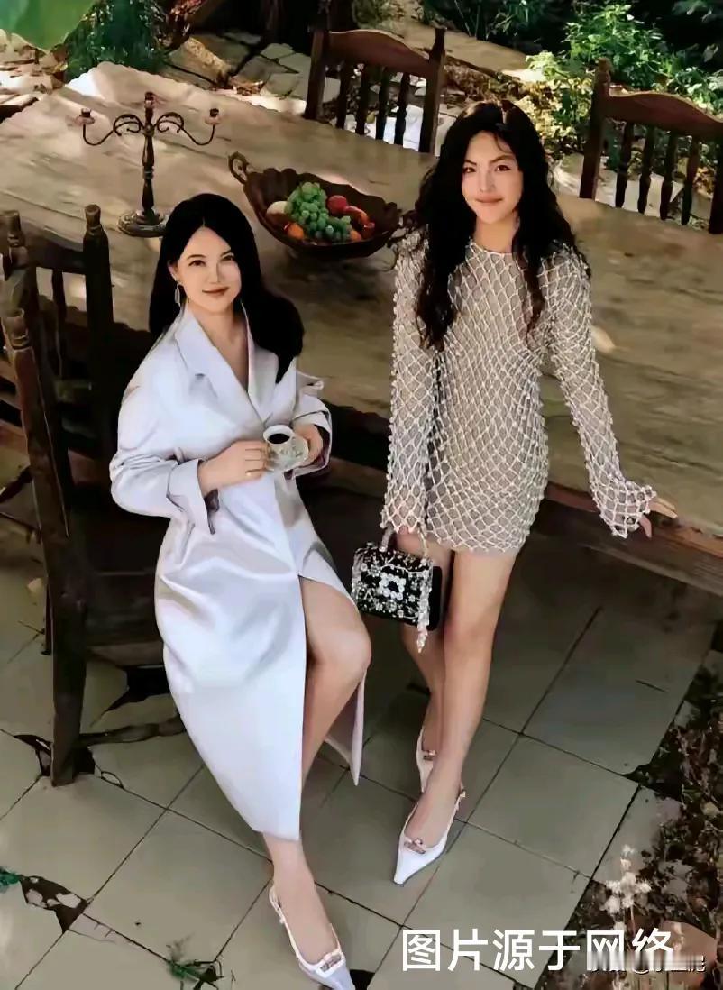 这娘俩好像姐俩！连鞋子好像都是同款的。
