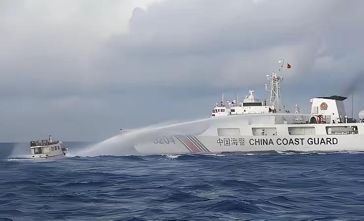 16日上午菲律宾执法船组团闯入我黄岩岛海域，再次印证了那句话：小国畏威而不怀德。