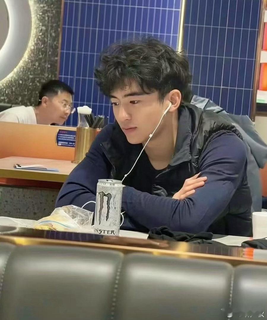 张柏芝大儿子谢振轩，在澳洲念音乐学院，一年光学费就40多万，这是什么教育理念 