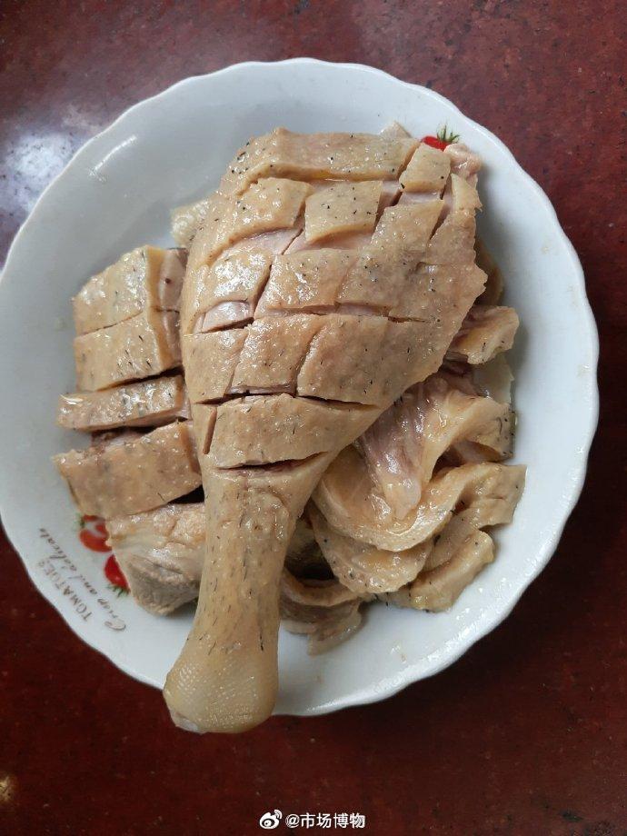从外形真的不容易分鸭腿和鹅腿，这是我买回来嫩饲料鹅，自己做的白斩鹅，不是有发博记