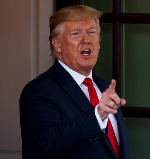 特朗普这回要被两件事拖垮了。
 
最近公布的联合民调显示，特朗普整体支持率仅有3