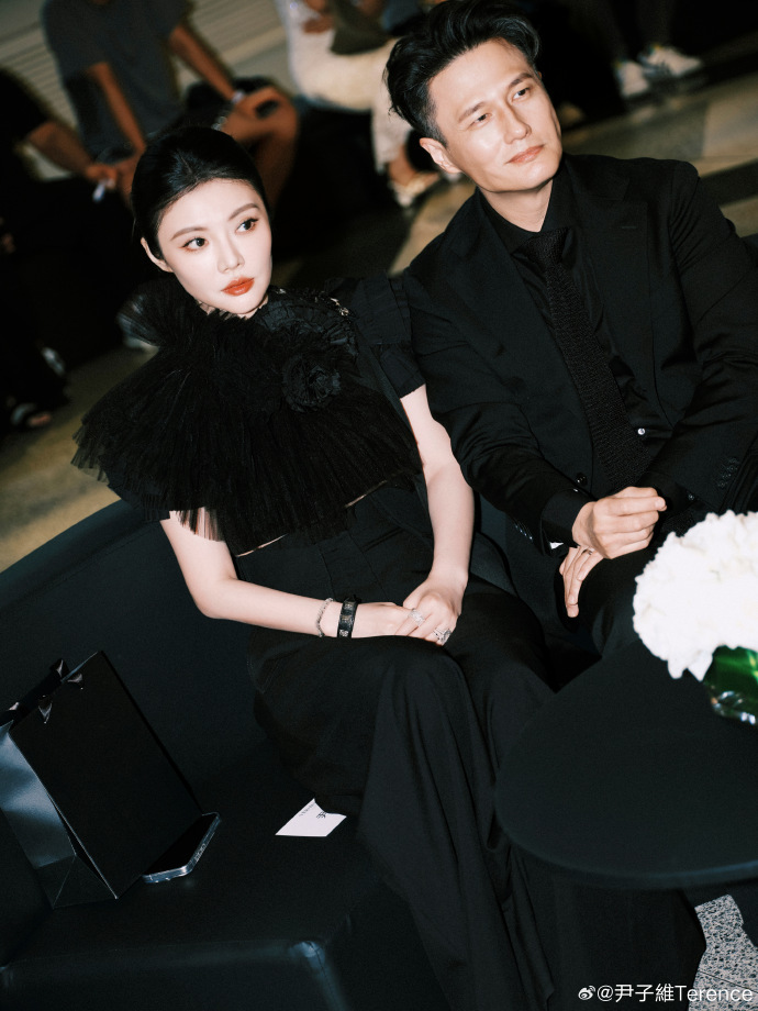 徐冬冬因家人脑出血婚礼改家宴 徐冬冬因家人脑出血婚礼改家宴，没有直播，也没有任何