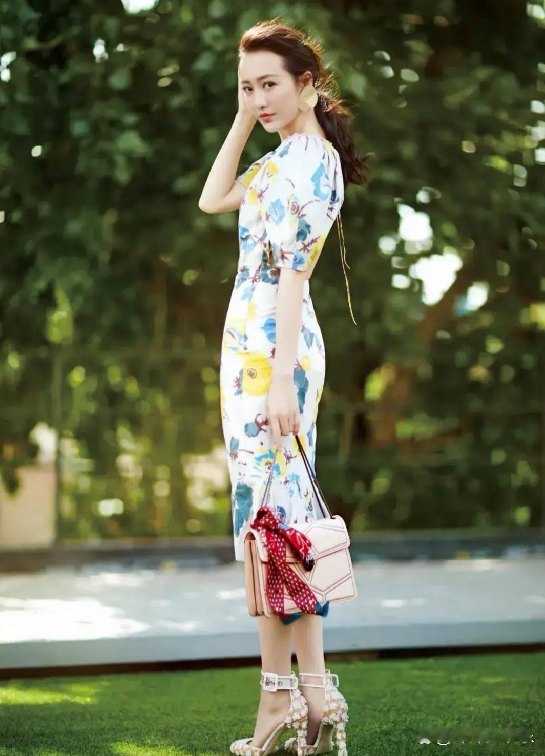 王鸥模特身材，不穿什么衣服，都是那么惊艳好看，优雅自信的女人就是美。 