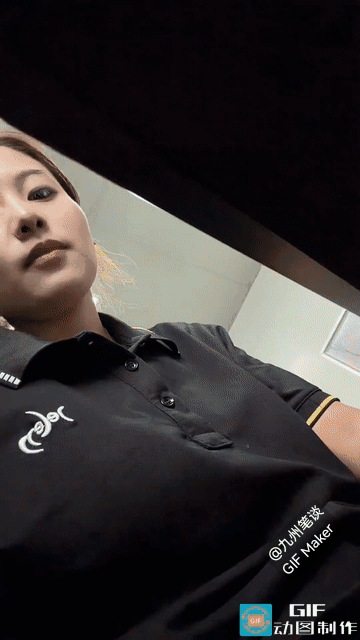 这可比吞火龙果厉害多了！
一北方女子一口吞下整个馒头，还吃了下去，真是太厉害了！