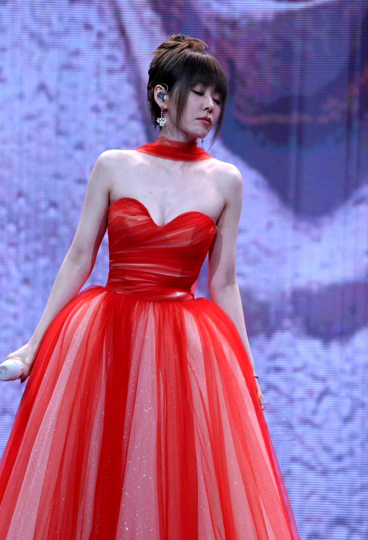 零点前3秒，她一脚踩碎高跟鞋跟，红裙开衩撕到腰线，全场呼吸停了。
 
不是走秀，