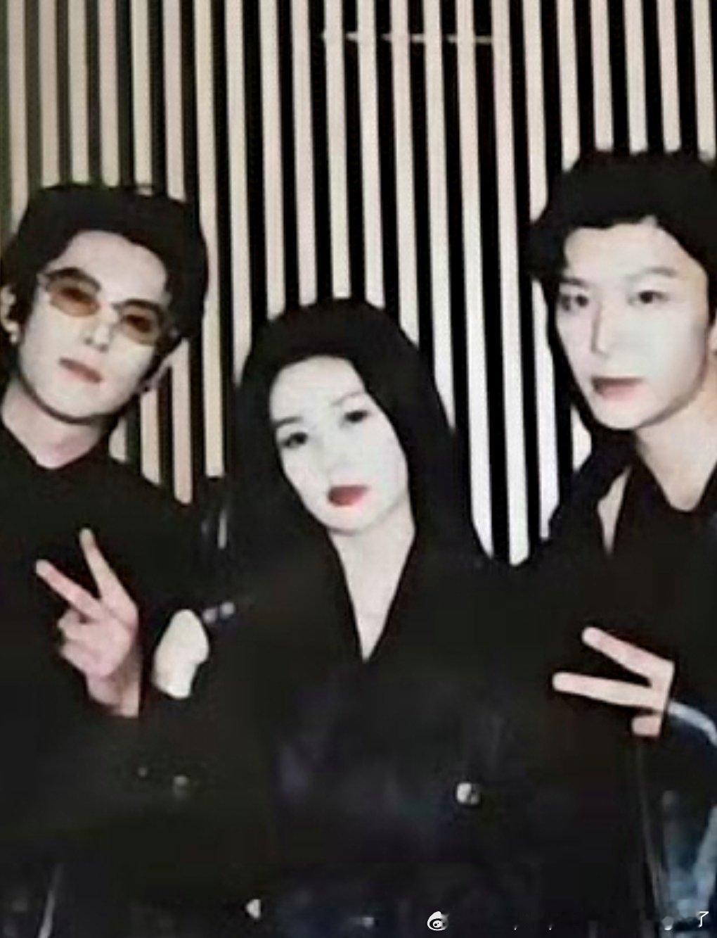 第一次见这种“谁拍谁美”的高糊拍立得还能有这种又方又垮又老既视感的脸