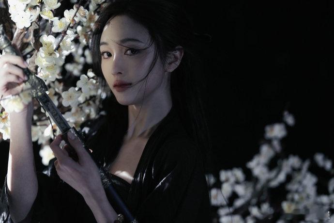 吴宣仪31岁了吴宣仪31岁生日晒照吴宣仪31岁生日晒照，红丝带随风飘起来的样子好